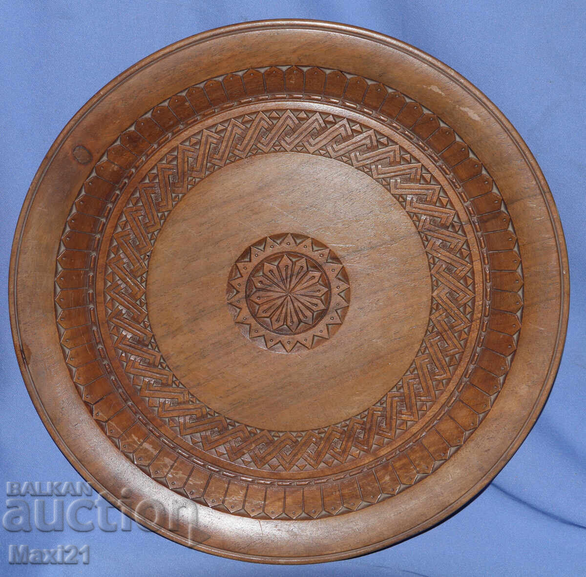 Διακοσμητικό πιάτο χειροποίητο ξυλόγλυπτο με τιμή 170.00 BGN | € 86.92