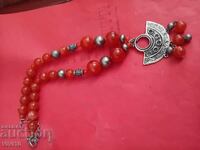 Colier vechi cu părți metalice