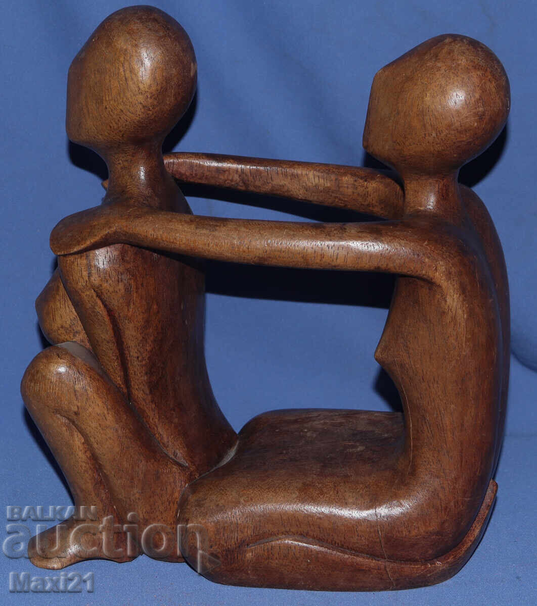 Доставка на Дървена скулптура прегърната двойка