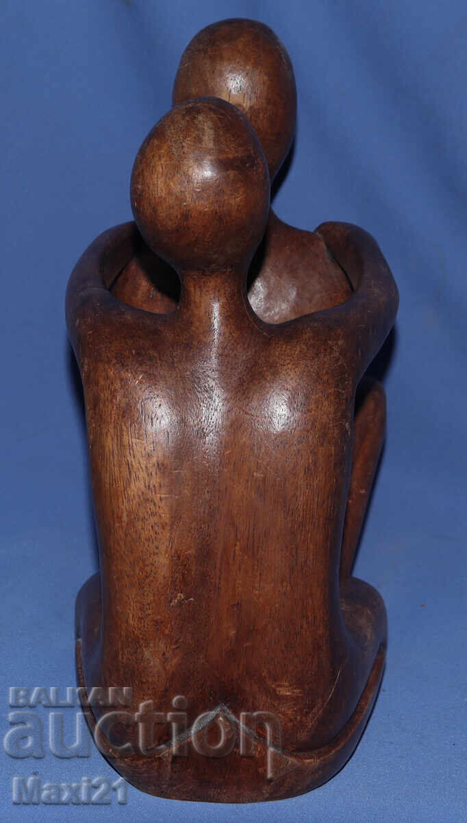 Дървена скулптура прегърната двойка - 5