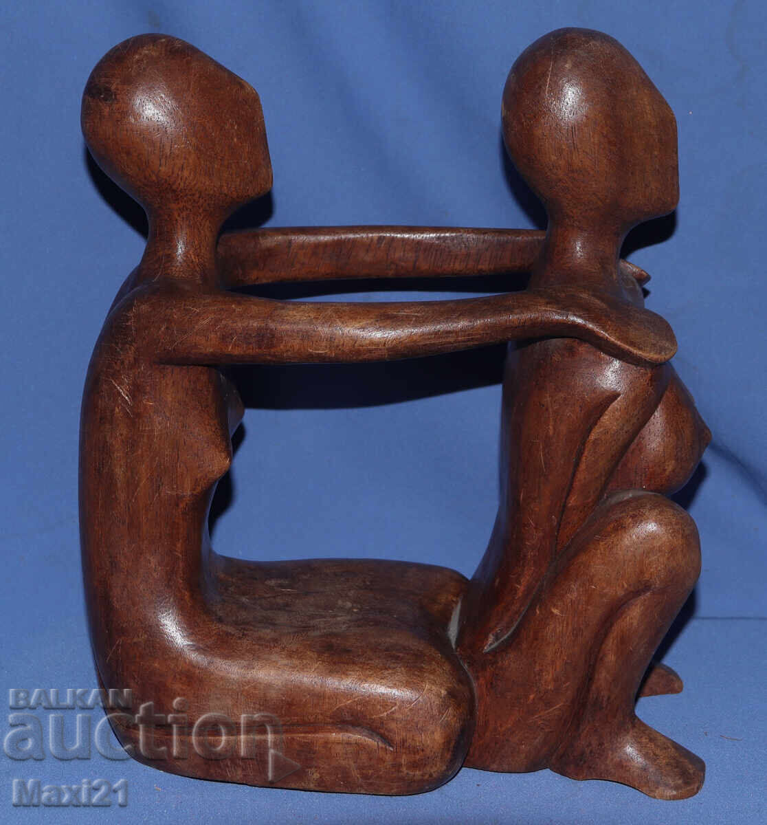 Дървена скулптура прегърната двойка - 7