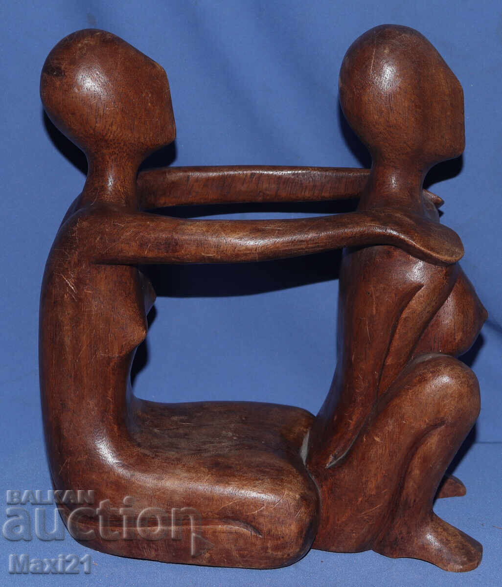 Дървена скулптура прегърната двойка