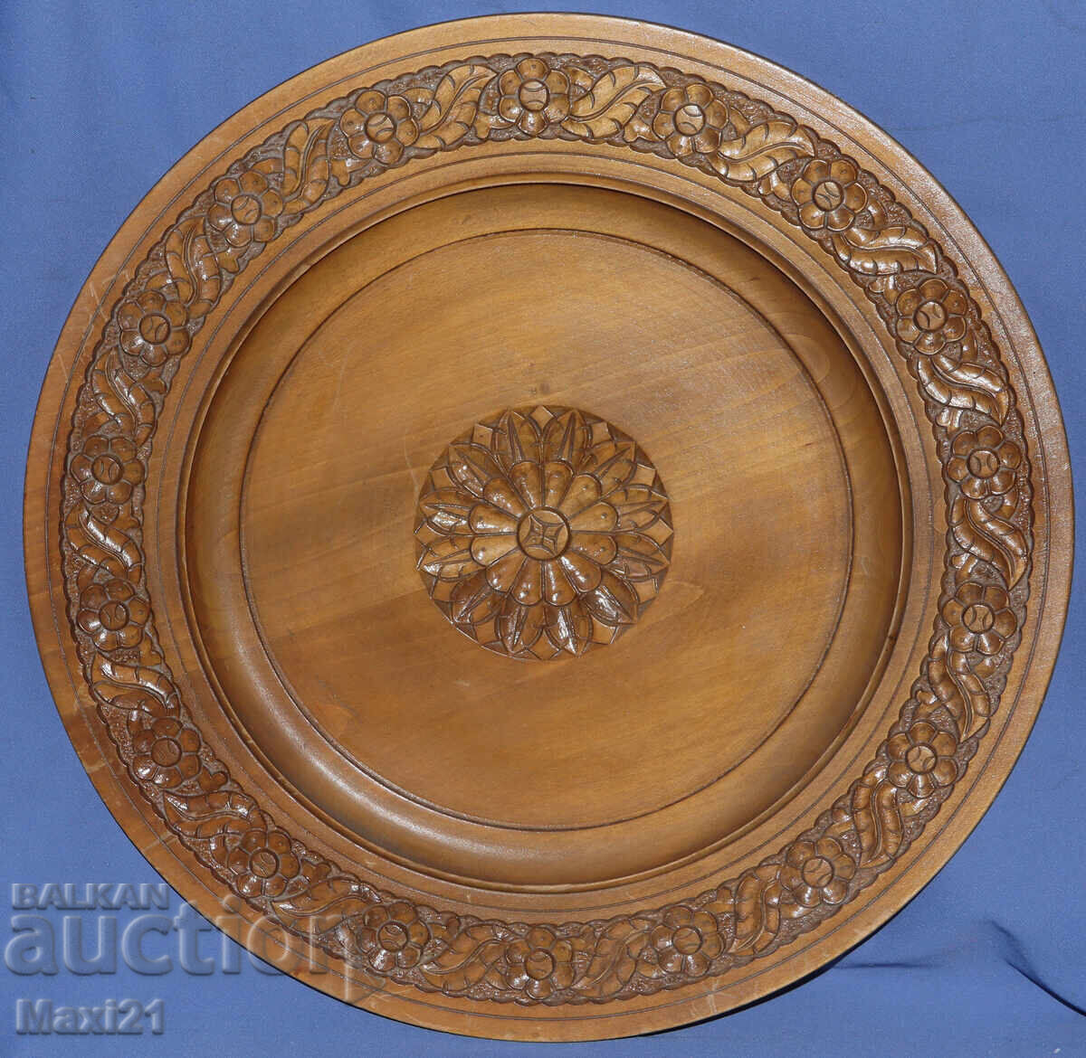 Декоративна чиния ръчно изработена дърворезба с цена 180.00 лв. | € 92.03