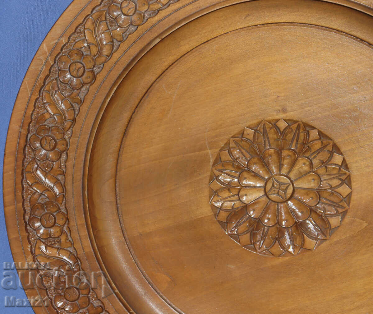 Доставка на Декоративна чиния ръчно изработена дърворезба