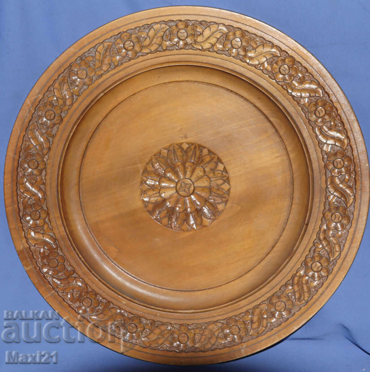 Декоративна чиния ръчно изработена дърворезба