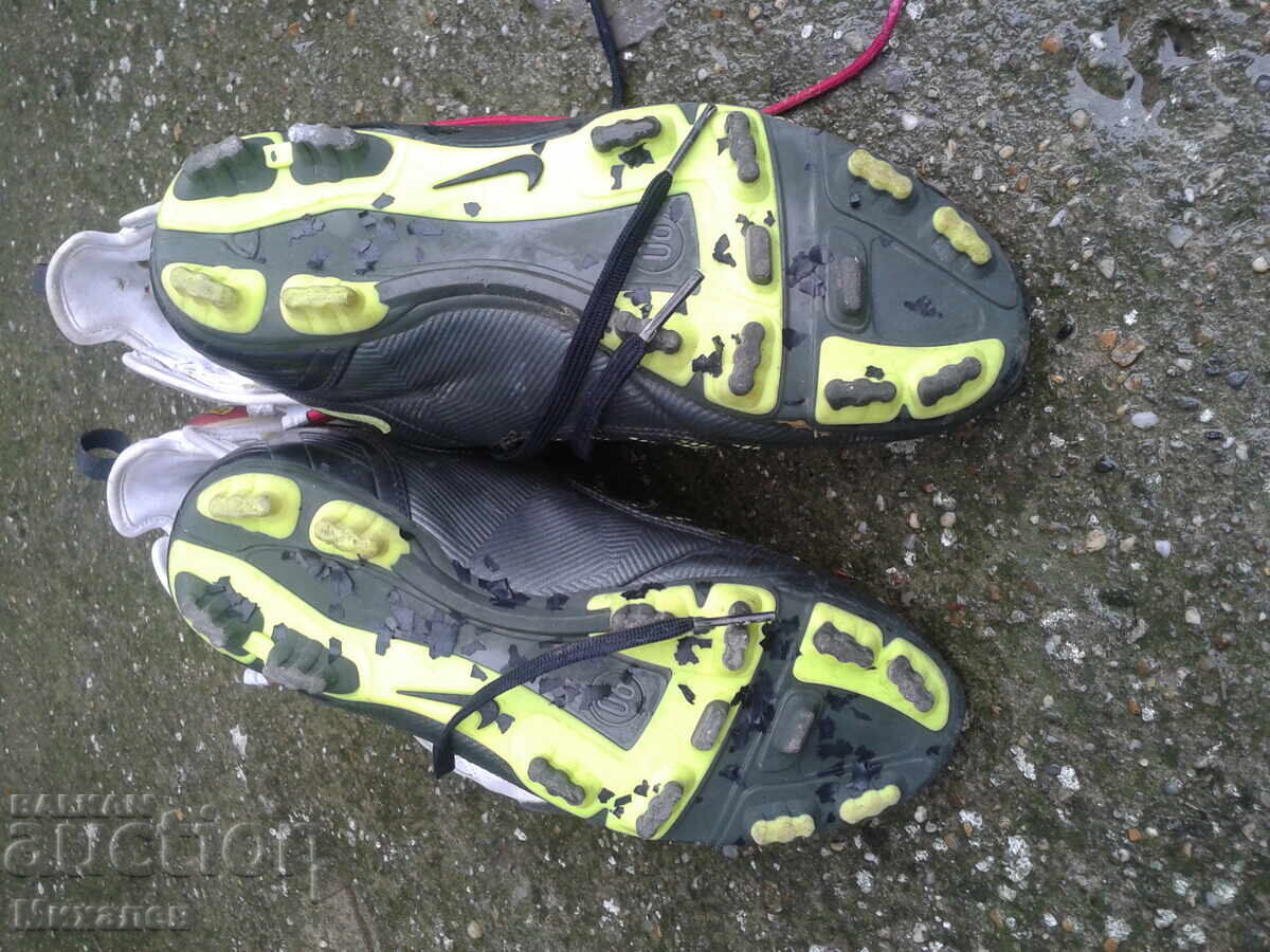 Auction Running shoes and cleats size 40 Auction Running shoes and cleats size 40