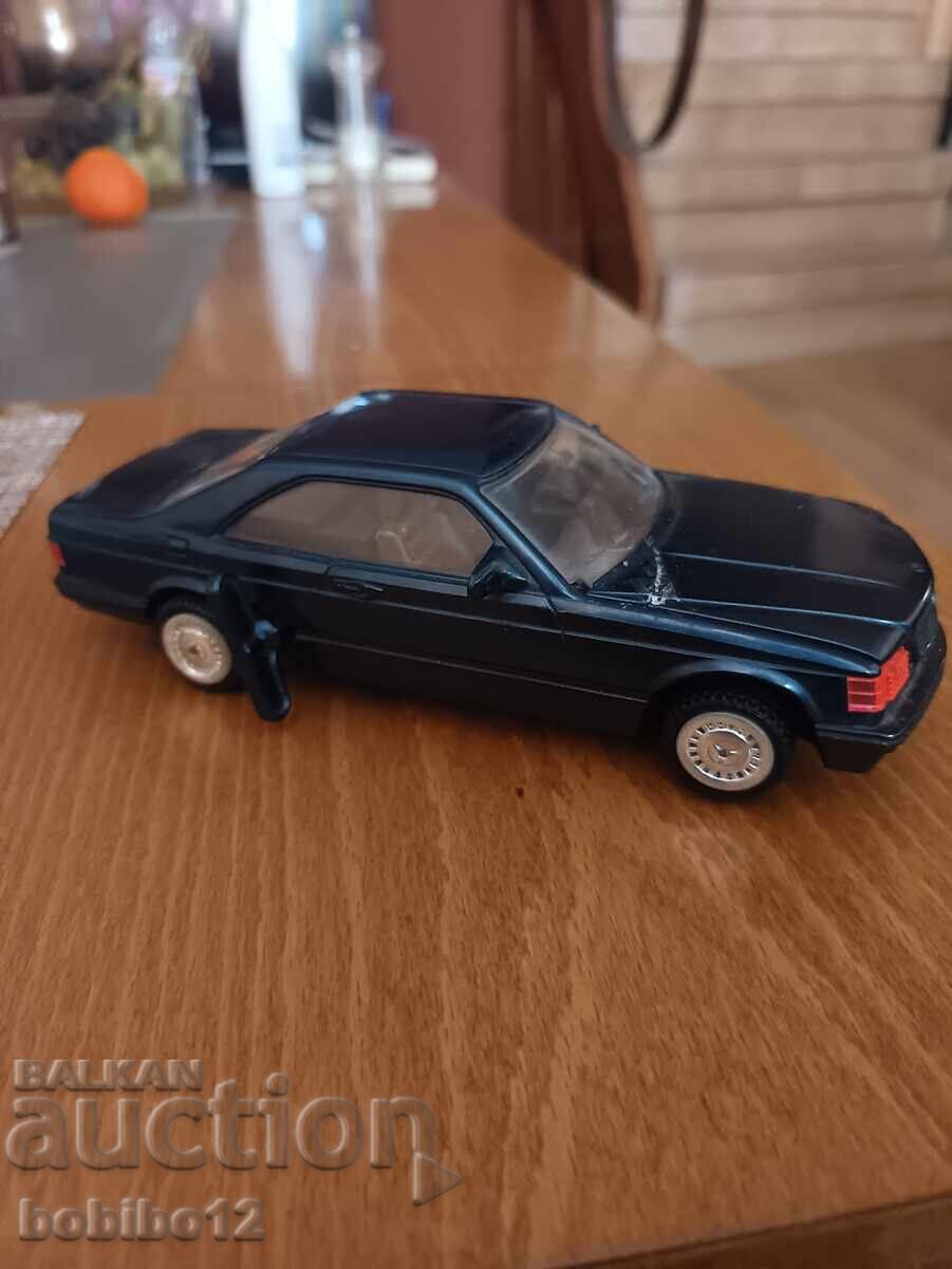 Delivery of Retro Mercedes 500 toy
