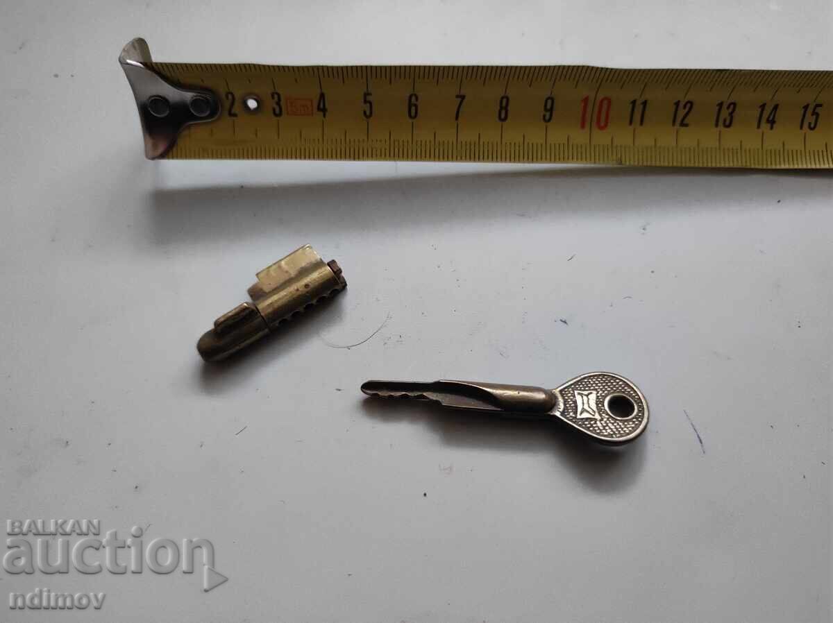 Cheie secretă pentru lacăt obișnuit cu preț 10.00 BGN | € 5.11