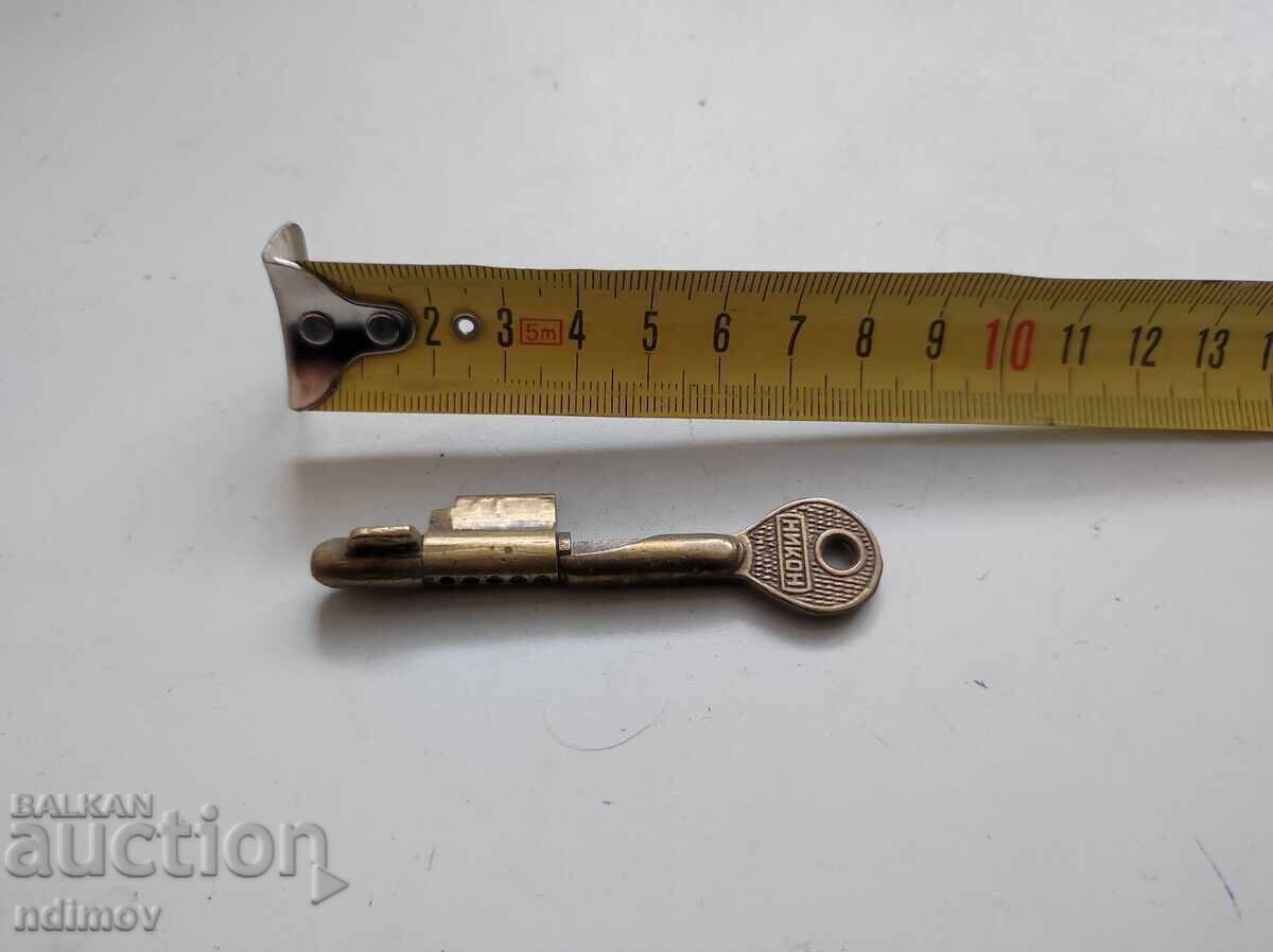 Secret key for a regular lock