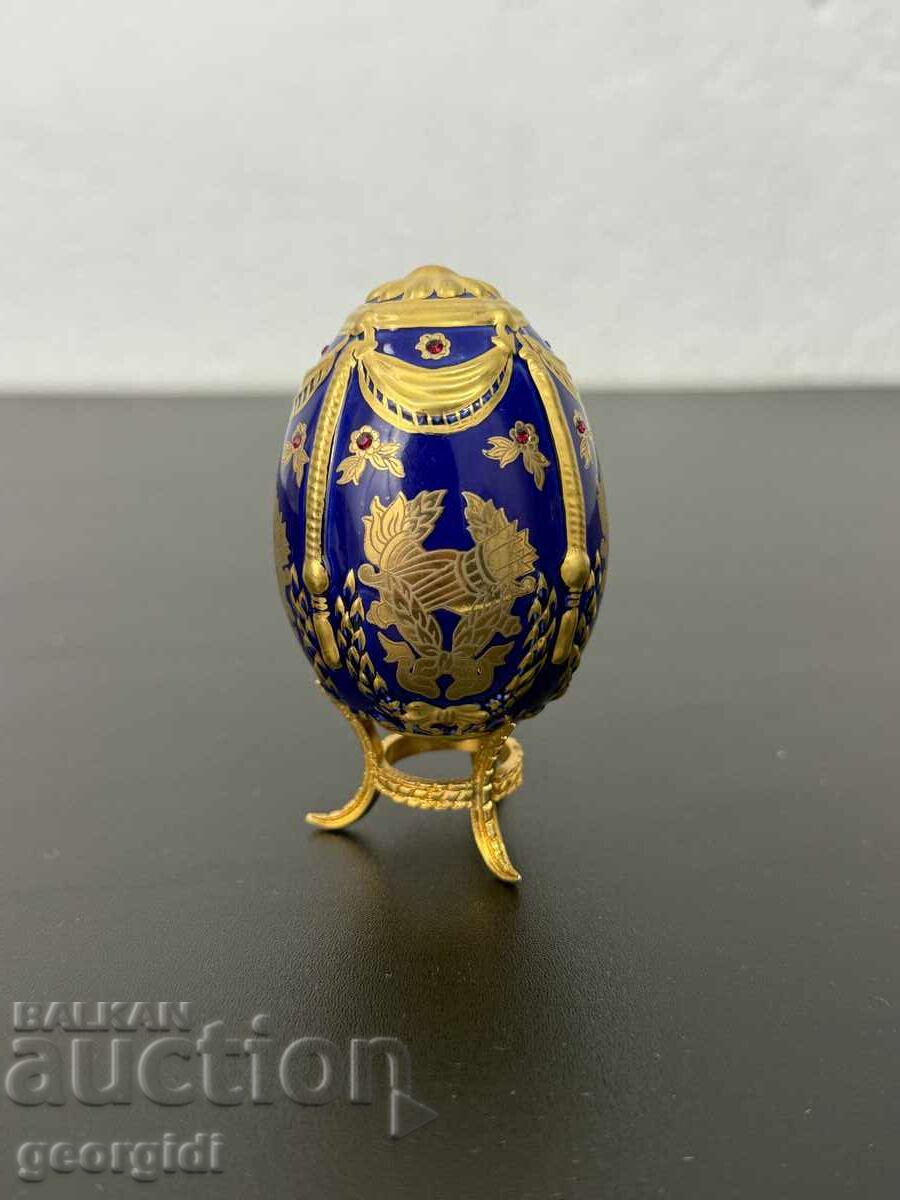 Porcelain Egg - Franklin Mint. No. 7458 Porcelain Egg - Franklin Mint. No. 7458