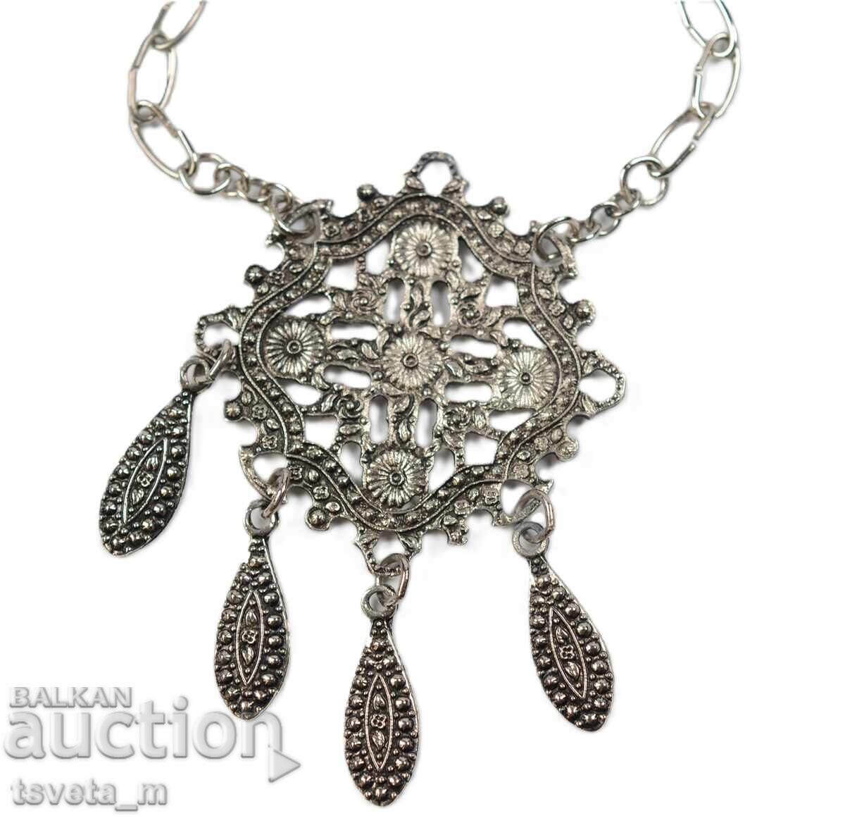 Colier, colier cu medalion mare cu preț 6.00 BGN | € 3.07