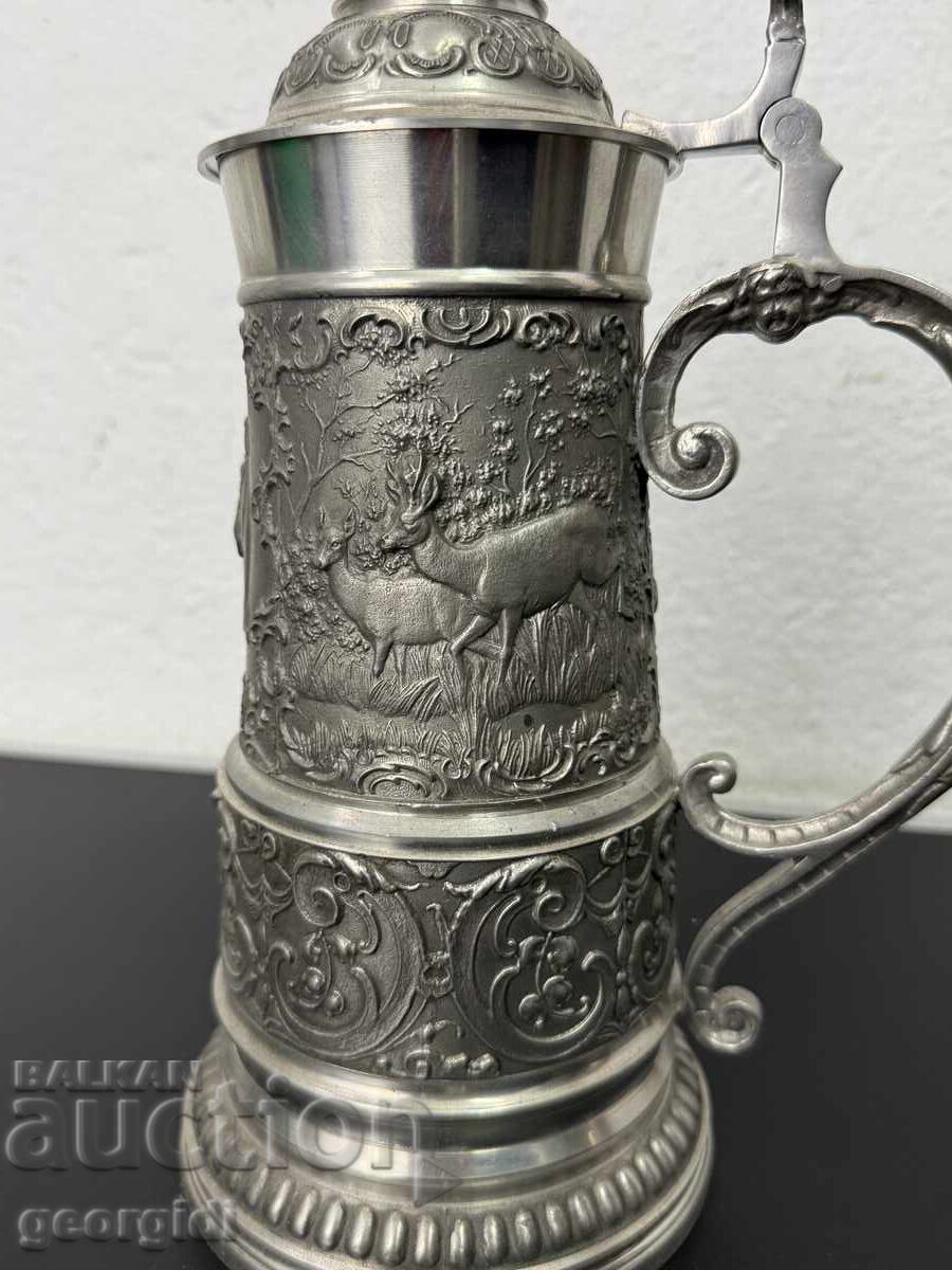 Cană unică de staniu cu capac / motive de vânătoare. Nr. 7460 cu preț 160.00 BGN | € 81.81