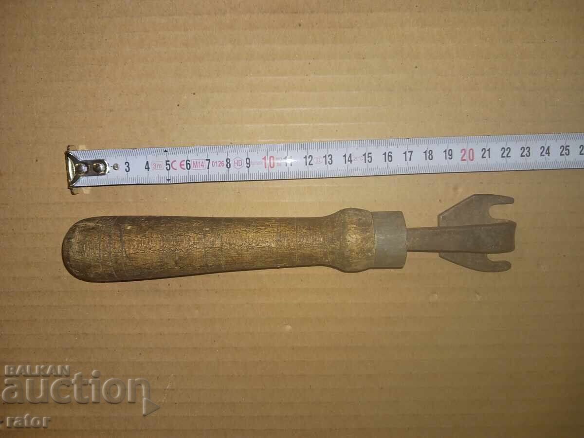 Πολύ παλιό εργαλείο με τιμή 14.00 BGN | € 7.16 Πολύ παλιό εργαλείο με τιμή 14.00 BGN | € 7.16