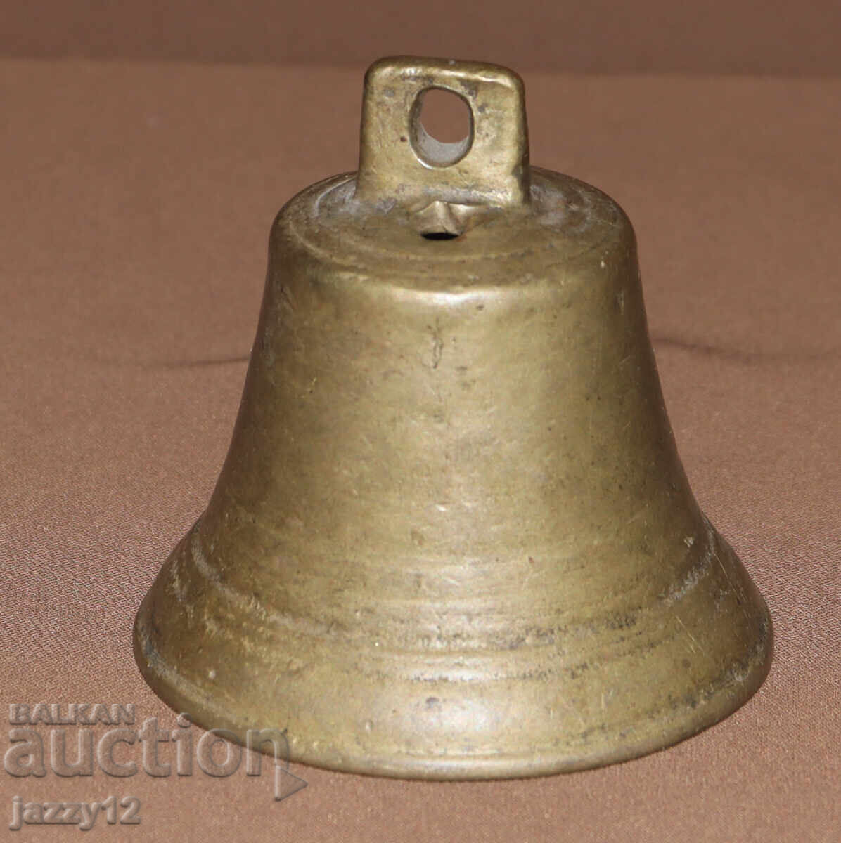 Стар ръчно изработен бронзов звънец хлопка