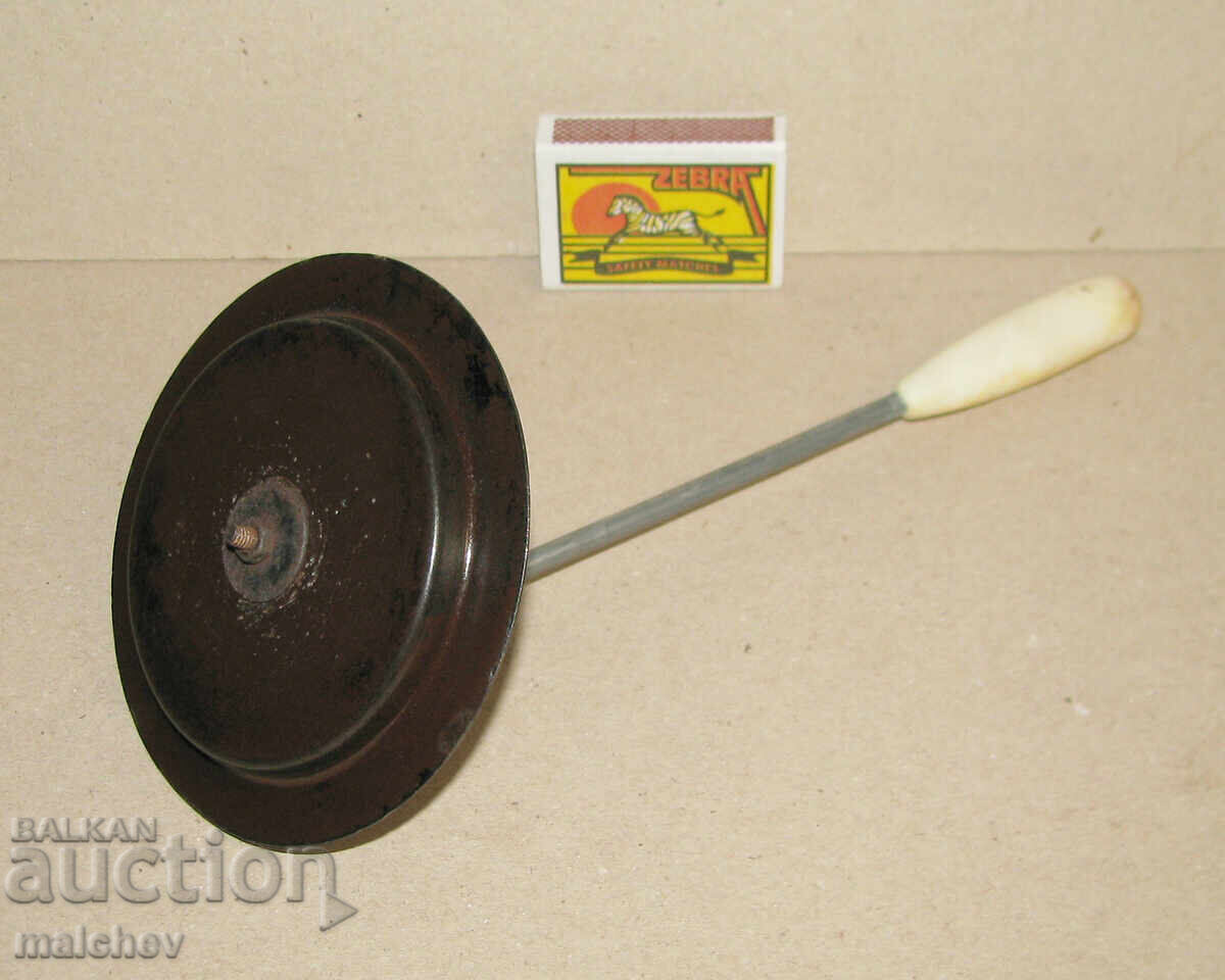 Auction Pepper roaster lid, enameled metal, with plastic handle Auction Pepper roaster lid, enameled metal, with plastic handle