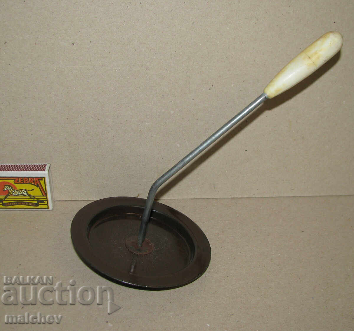 Pepper roaster lid, enameled metal, with plastic handle Pepper roaster lid, enameled metal, with plastic handle