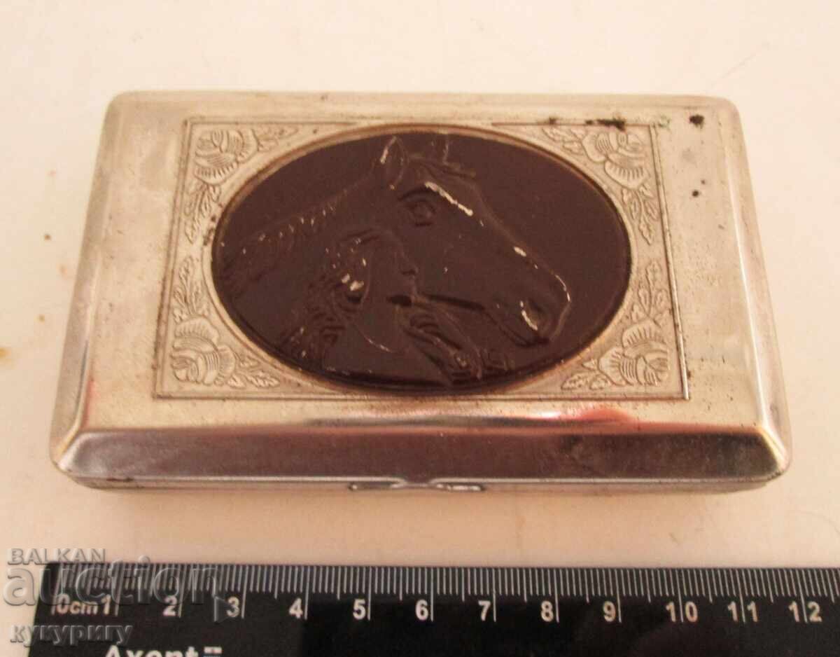 Cutie veche pentru tutun cu ornamente cu preț 30.00 BGN | € 15.34 Cutie veche pentru tutun cu ornamente cu preț 30.00 BGN | € 15.34