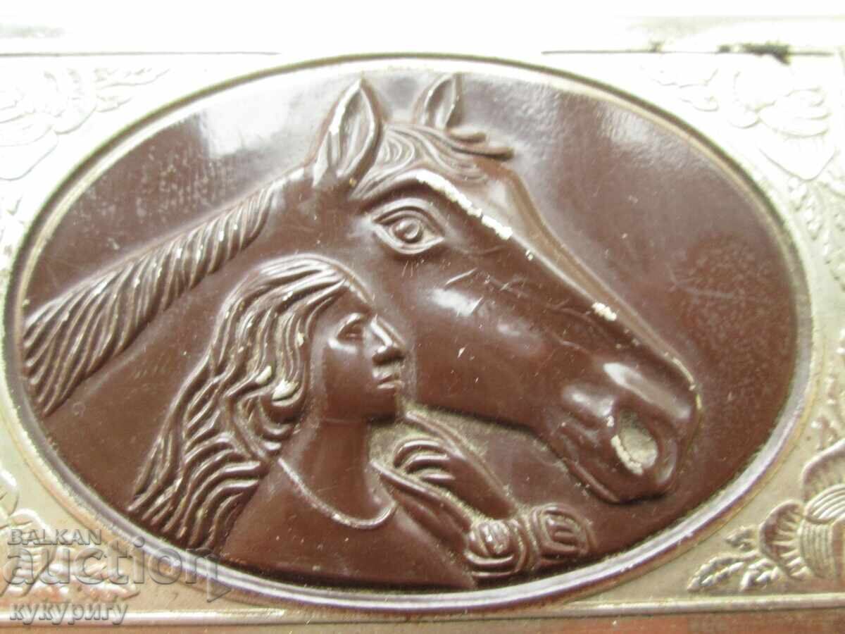 Licitație Cutie veche pentru tutun cu ornamente Licitație Cutie veche pentru tutun cu ornamente