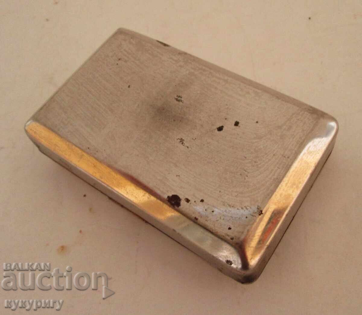 Livrarea Cutie veche pentru tutun cu ornamente Livrarea Cutie veche pentru tutun cu ornamente