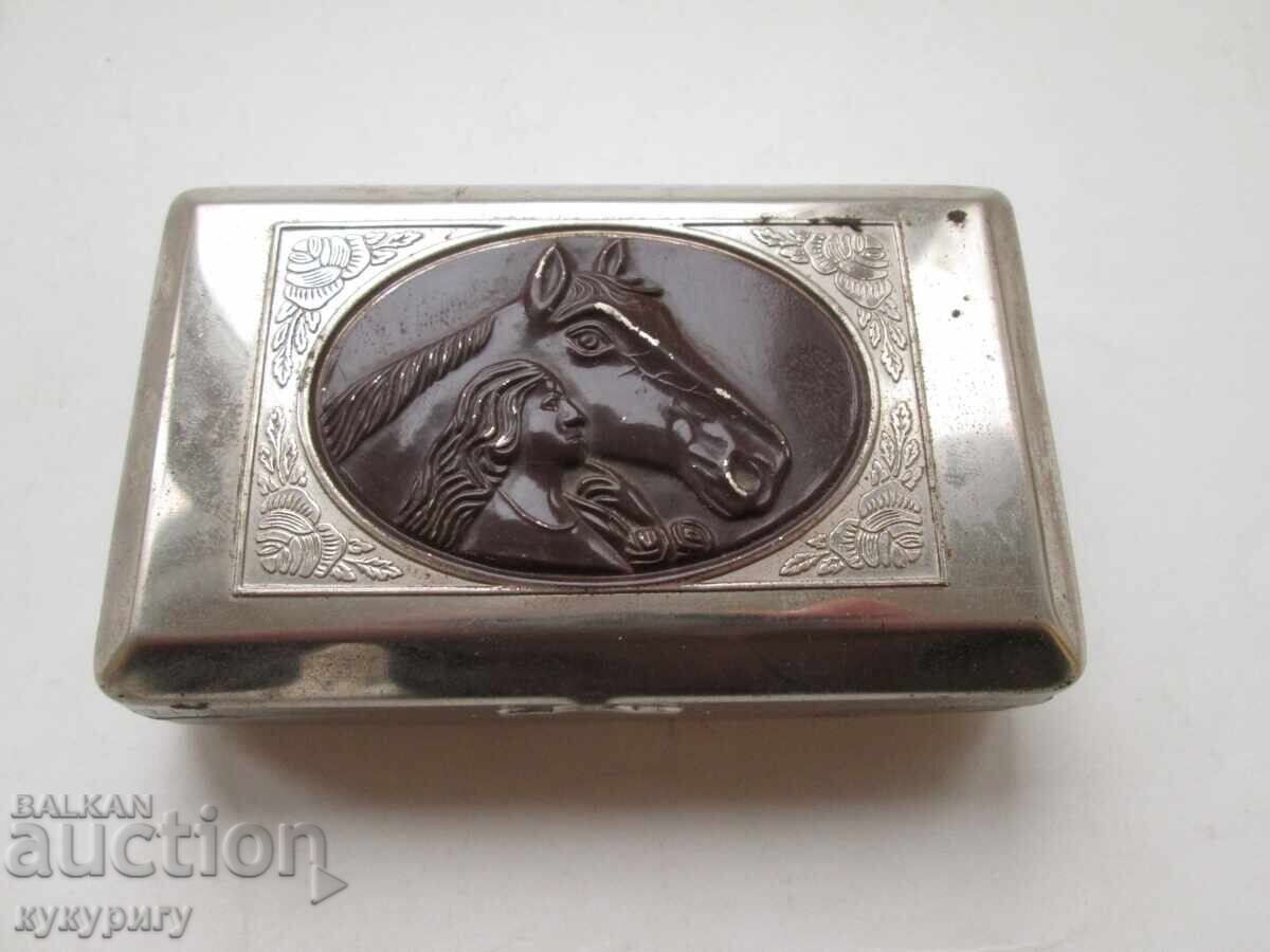 Cutie veche pentru tutun cu ornamente Cutie veche pentru tutun cu ornamente