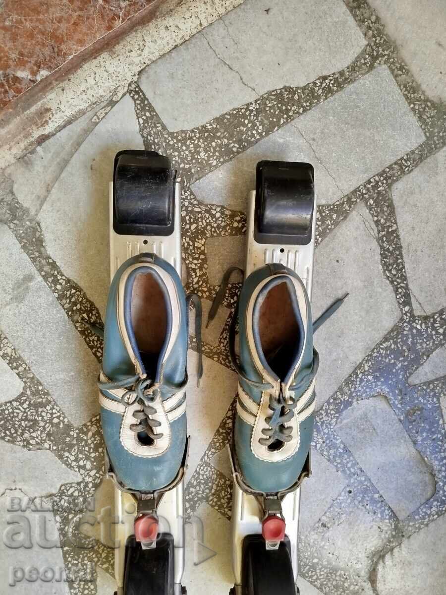 Auction  Old roller skis
