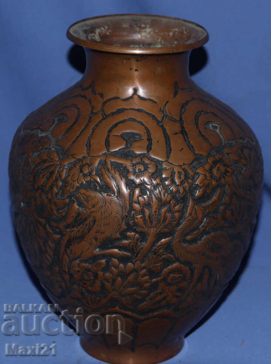 Delivery of Old copper vase with floral motifs