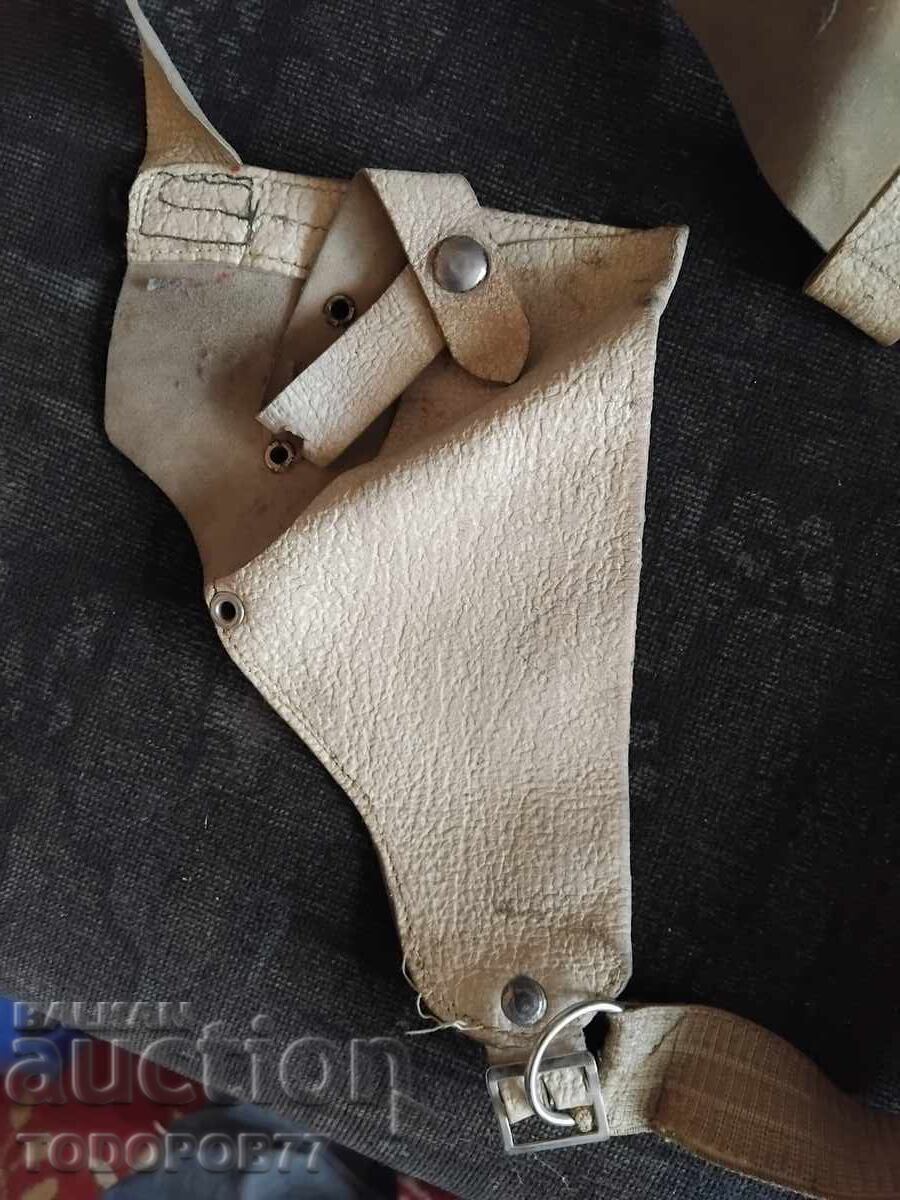 Παλιά δερμάτινη θήκη όπλου με τιμή 1.20 BGN | € 0.61 Παλιά δερμάτινη θήκη όπλου με τιμή 1.20 BGN | € 0.61