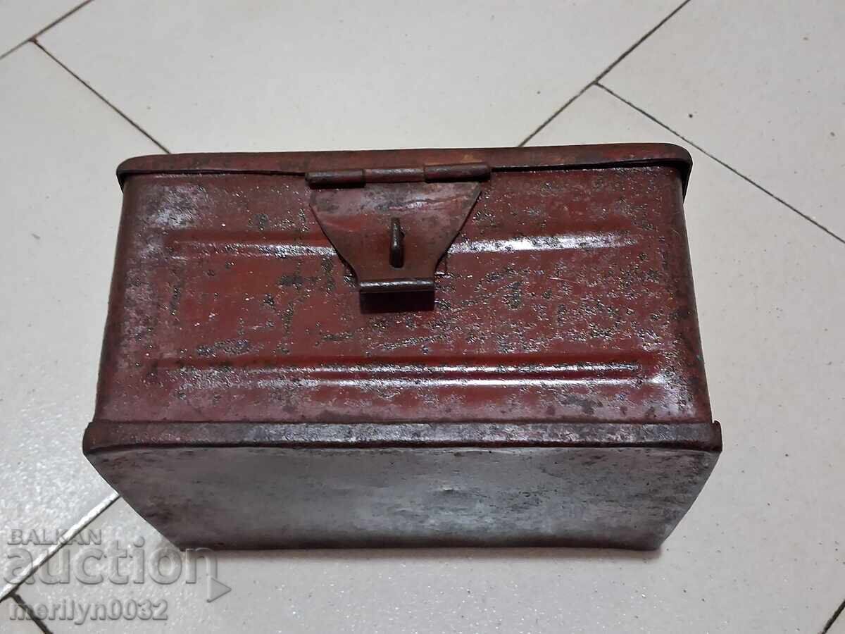 Μεταλλικό κουτί φαρμακείο αυτοκίνητο μοτοσυκλέτα δεκαετία 30-40 με τιμή 54.00 BGN | € 27.61