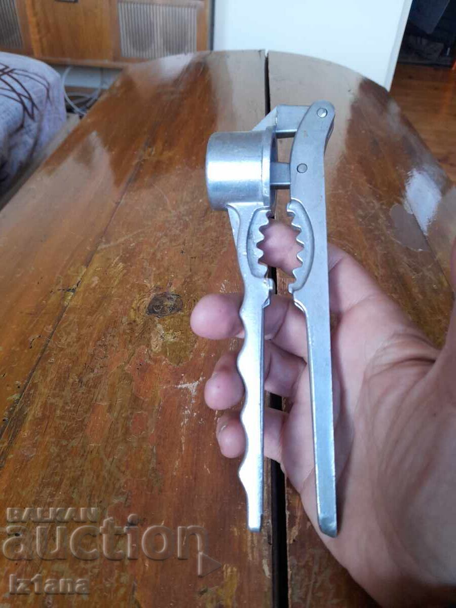 Old garlic press, nutcracker with price 33.00 BGN | € 16.87 Old garlic press, nutcracker with price 33.00 BGN | € 16.87