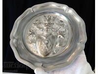 Farfurie de cositor, panou, Cavaler, scut, Leu, Lebădă, 600 gr., baroc