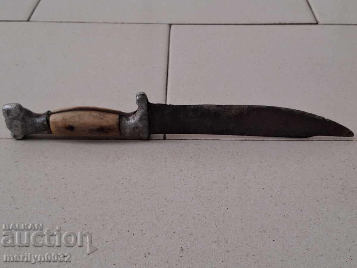 Σταθερό μαχαίρι με λαβή από κέρατο και κεφαλή λιονταριού με τιμή 105.00 BGN | € 53.69 Σταθερό μαχαίρι με λαβή από κέρατο και κεφαλή λιονταριού με τιμή 105.00 BGN | € 53.69