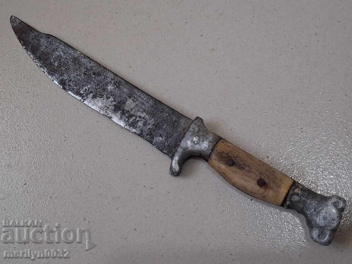 Παράδοση Σταθερό μαχαίρι με λαβή από κέρατο και κεφαλή λιονταριού Παράδοση Σταθερό μαχαίρι με λαβή από κέρατο και κεφαλή λιονταριού