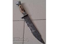 Cuțit vechi cu mânere din corn și cap de leu