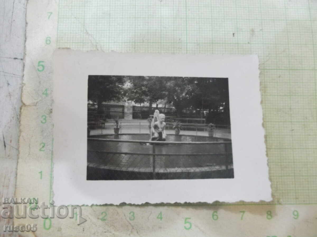 Fotografie cu fântână arteziană cu copil veche