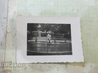 Fotografie cu fântână arteziană cu copil veche