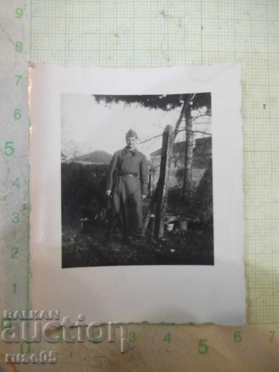 Снимка на войник с шинел стара Снимка на войник с шинел стара