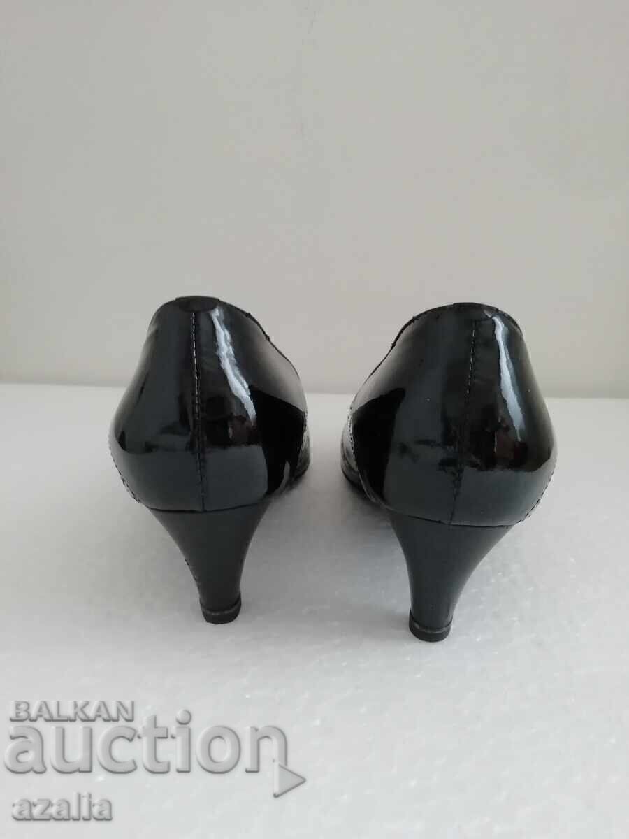 Auction Women's patent leather shoes VALLEVERDE, size 35 Auction Women's patent leather shoes VALLEVERDE, size 35