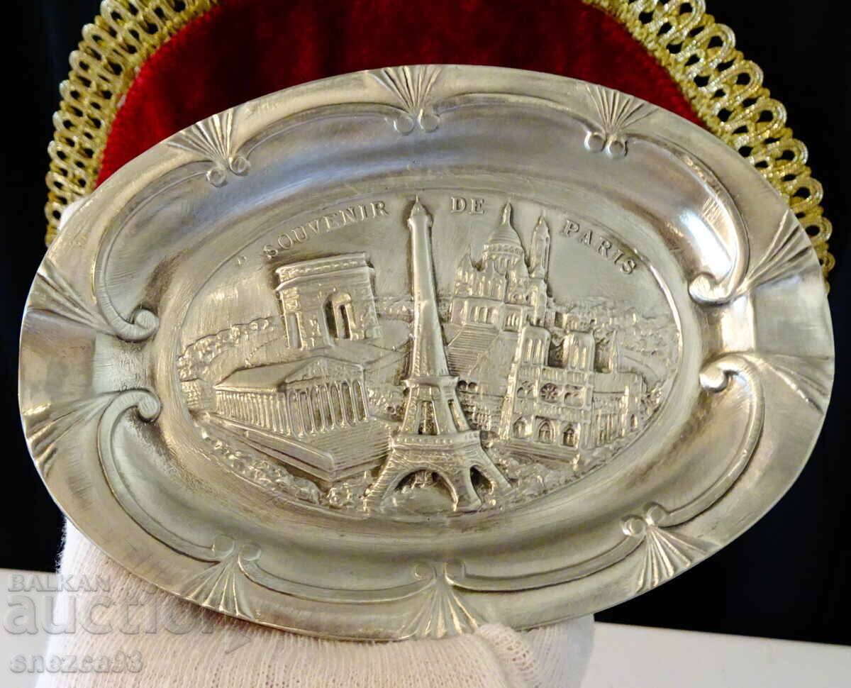 Cenusiera din fontă cu Turnul Eiffel, Arcul de Triumf Cenusiera din fontă cu Turnul Eiffel, Arcul de Triumf