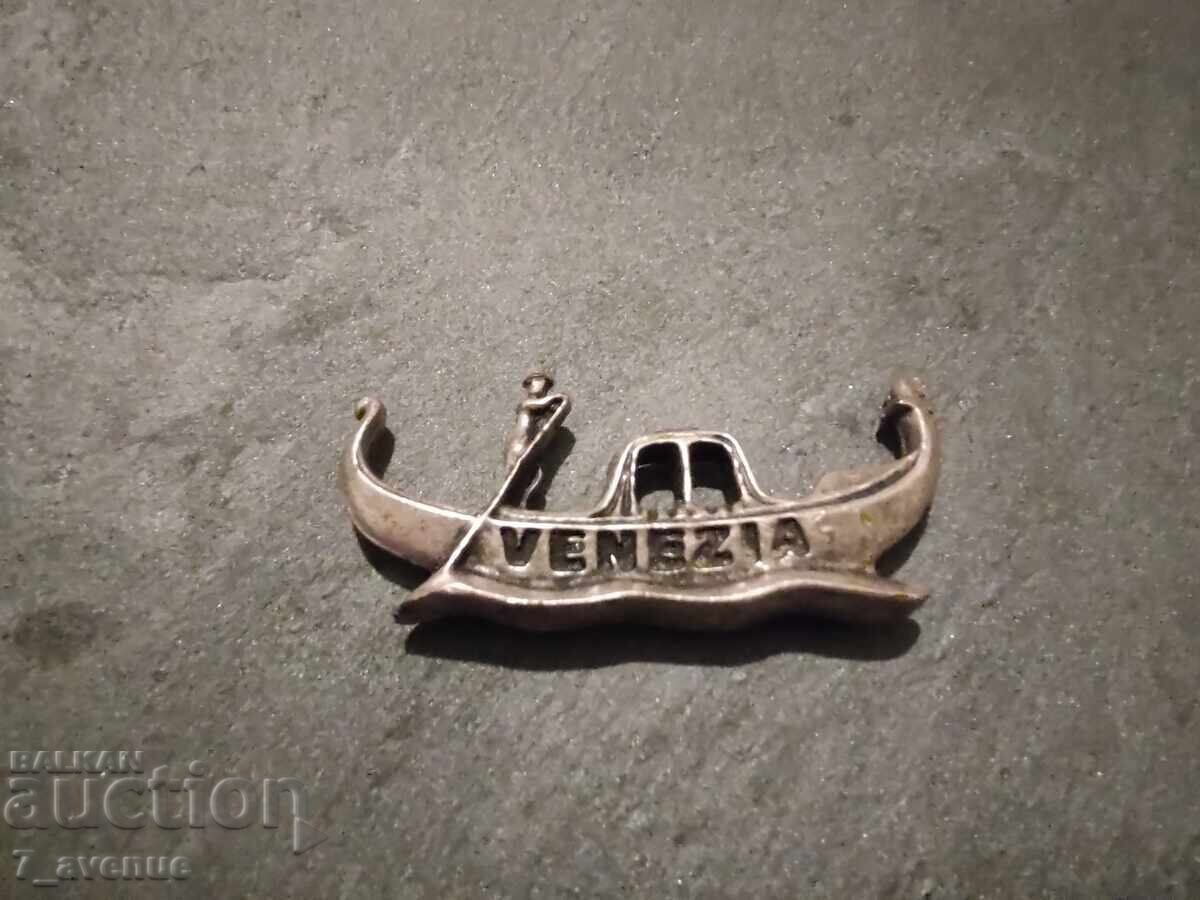 Figurină gondolă Veneția 7.11.25 cu preț 29.00 BGN | € 14.83 Figurină gondolă Veneția 7.11.25 cu preț 29.00 BGN | € 14.83