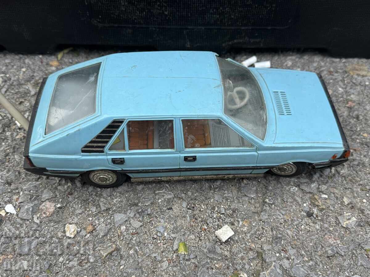 Πολωνέζ παλιό πλαστικό παιχνίδι μοντέλο αυτοκινήτου με μπαταρίες με τιμή 50.35 BGN | € 25.74