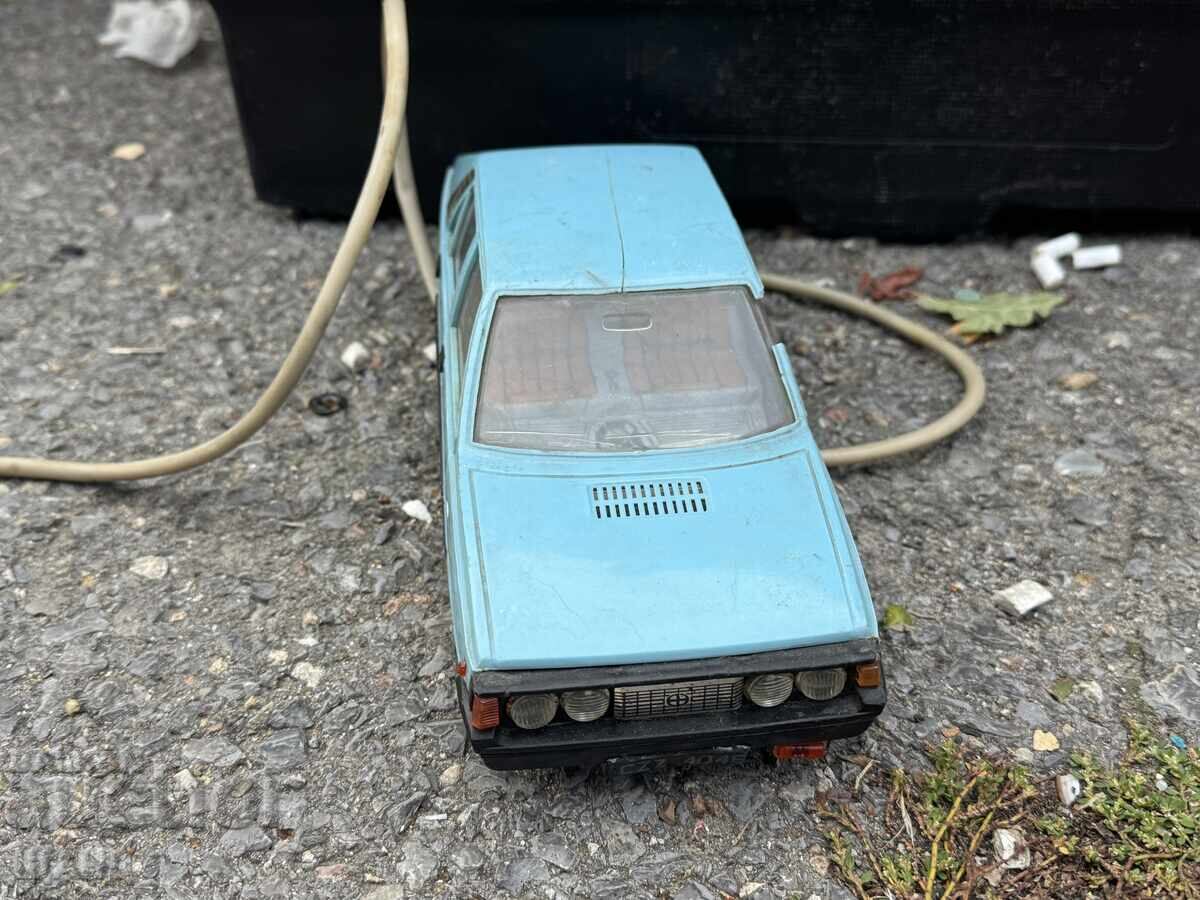 Δημοπρασία Πολωνέζ παλιό πλαστικό παιχνίδι μοντέλο αυτοκινήτου με μπαταρίες