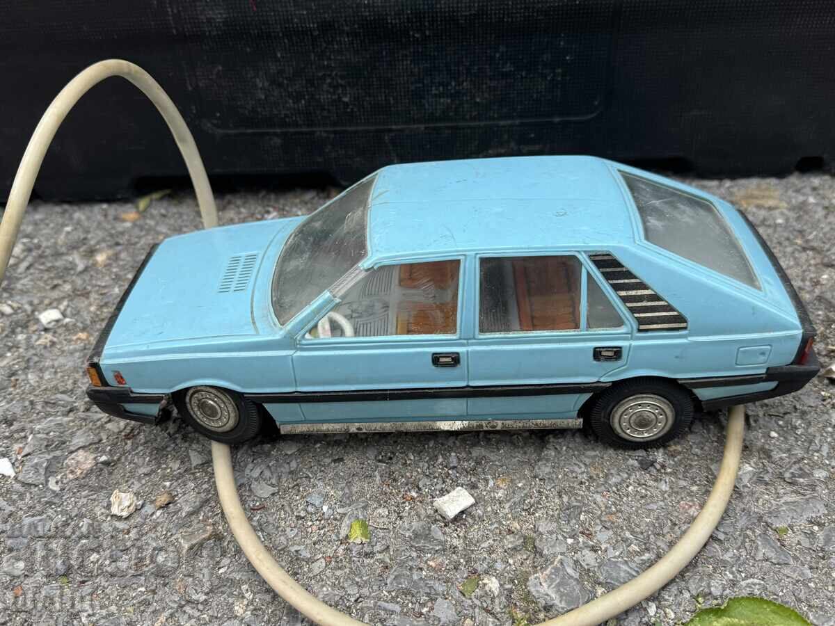 Παράδοση Πολωνέζ παλιό πλαστικό παιχνίδι μοντέλο αυτοκινήτου με μπαταρίες