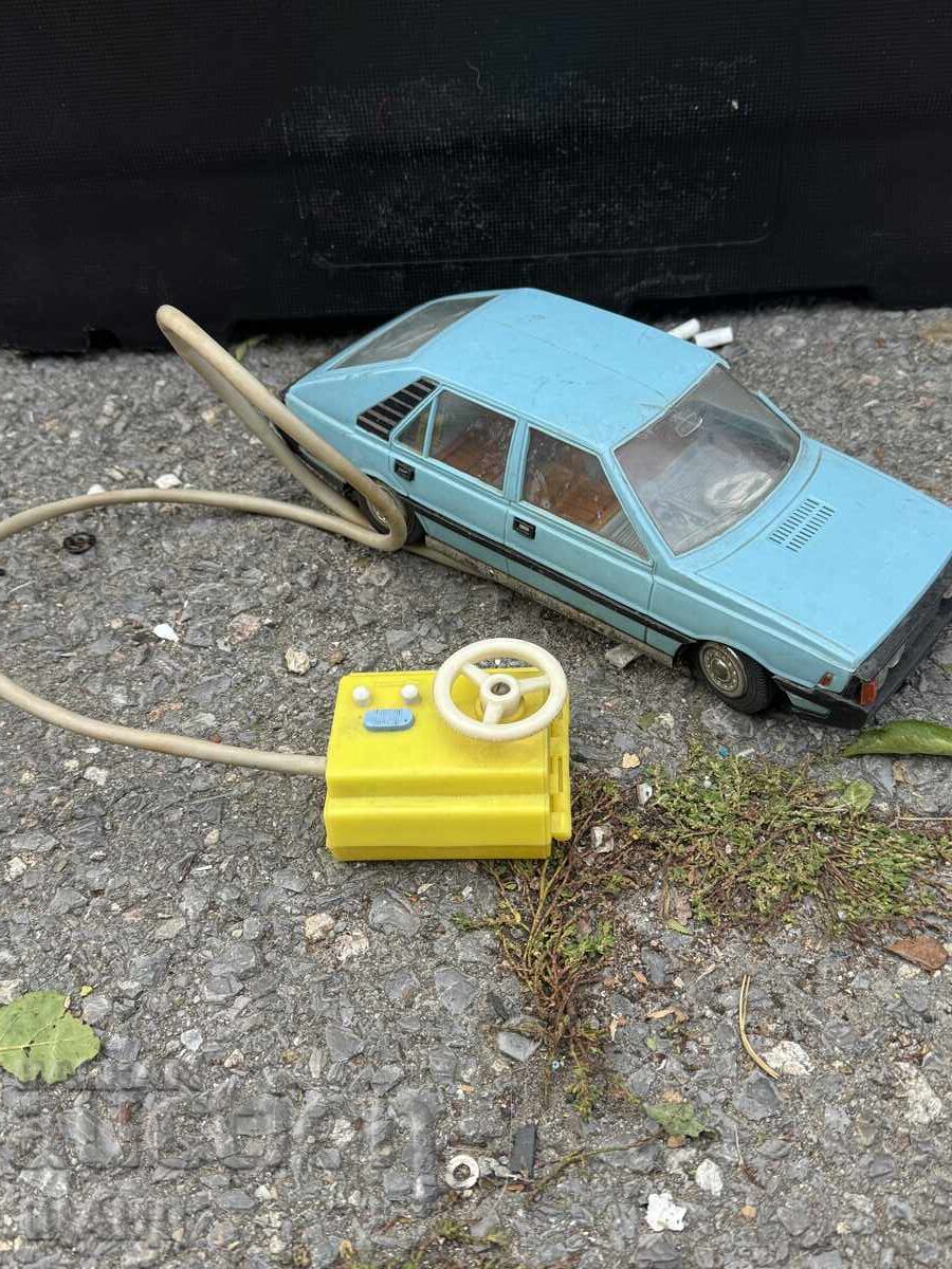 Πολωνέζ παλιό πλαστικό παιχνίδι μοντέλο αυτοκινήτου με μπαταρίες