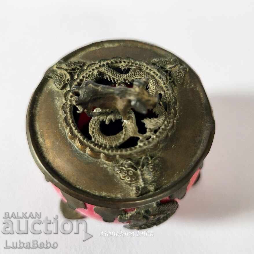 Доставка на Китайска кадилница, известна още като xianglu (香爐).