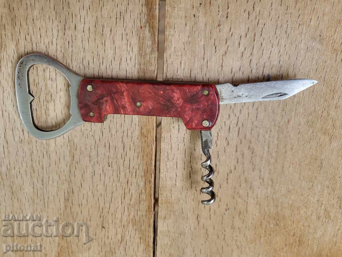Cuțit de buzunar de colecție, deschizător de sticle, din epoca socialistă, Veliko Tărnovo cu preț 10.00 BGN | € 5.11