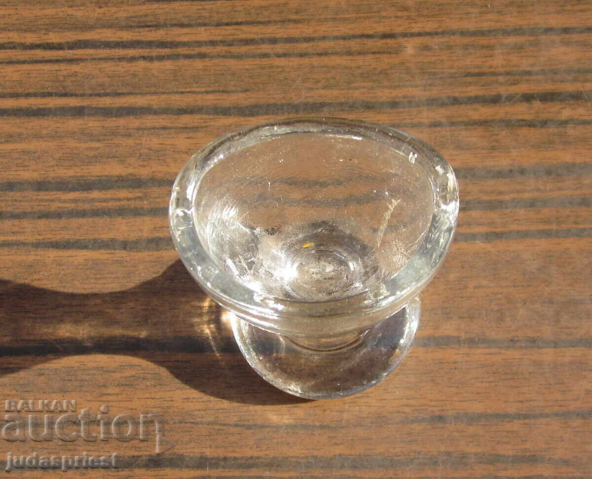 Τέλεια παλιά γυάλινη κούπα για πλύσιμο ματιών Τέλεια παλιά γυάλινη κούπα για πλύσιμο ματιών