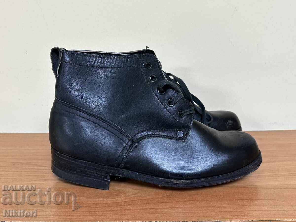 Σοσιαλιστικά Στρατιωτικά Παπούτσια με Τρουκς Τσιντάρι με τιμή 85.00 BGN | € 43.46 Σοσιαλιστικά Στρατιωτικά Παπούτσια με Τρουκς Τσιντάρι με τιμή 85.00 BGN | € 43.46