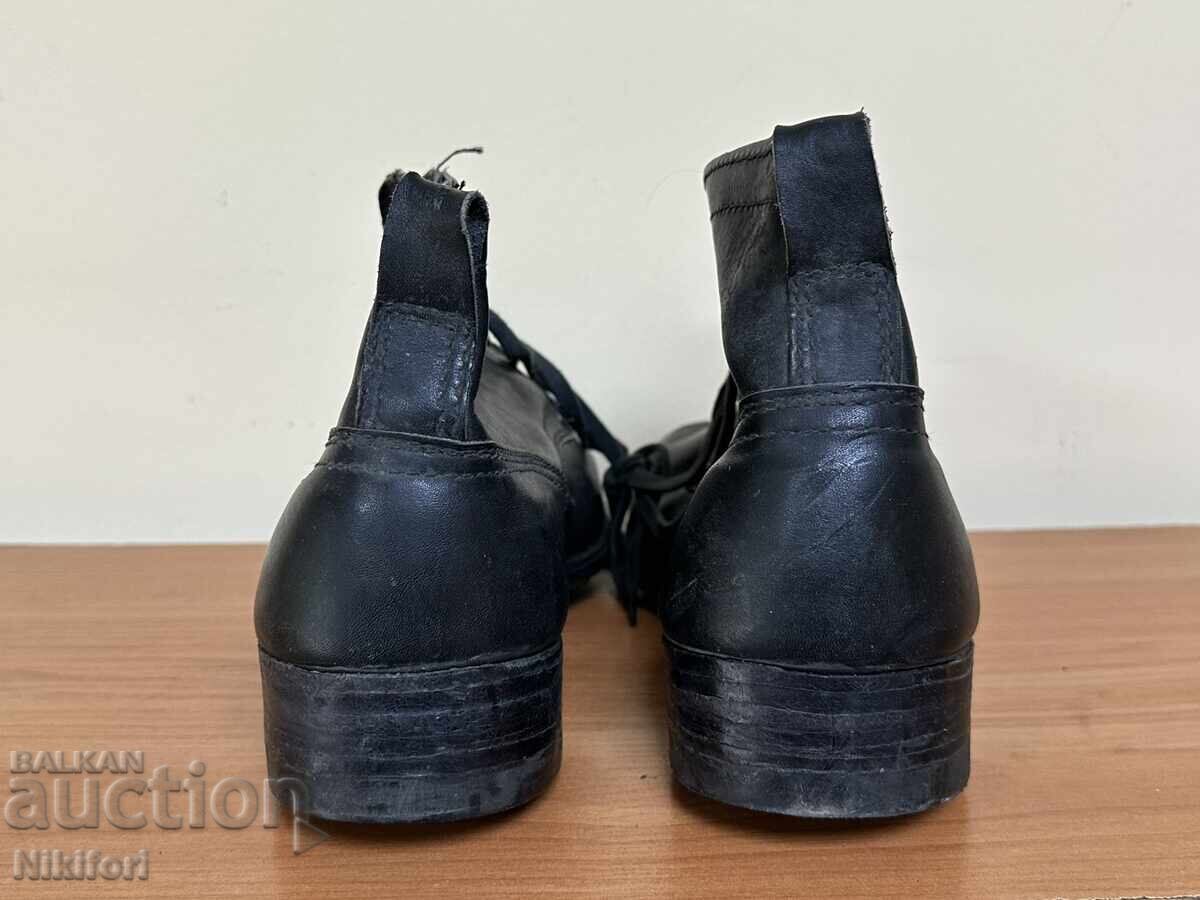 Παράδοση Σοσιαλιστικά Στρατιωτικά Παπούτσια με Τρουκς Τσιντάρι Παράδοση Σοσιαλιστικά Στρατιωτικά Παπούτσια με Τρουκς Τσιντάρι