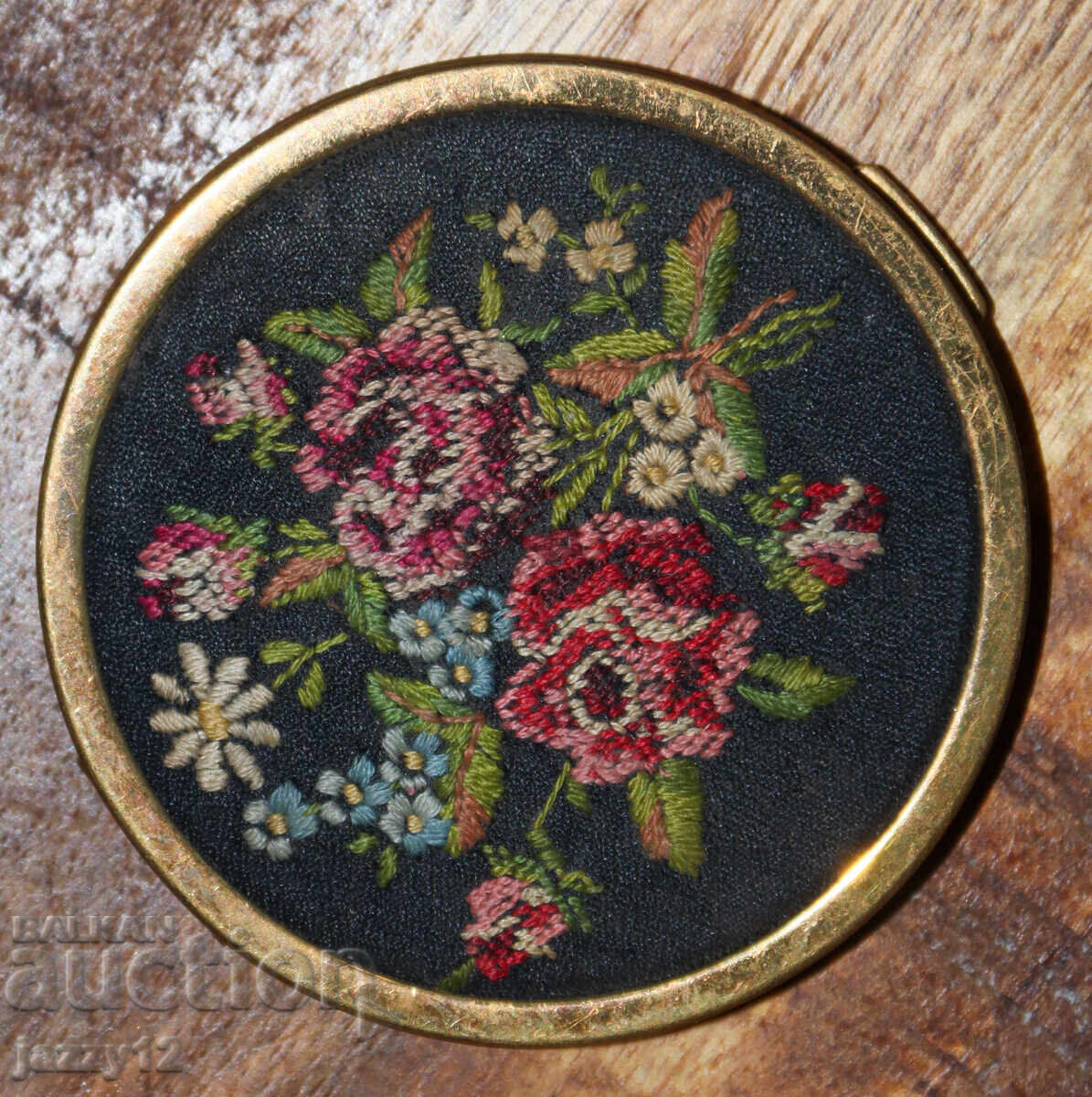 Veche cutie de pudră din alamă cu oglindă cu preț 100.00 BGN | € 51.13