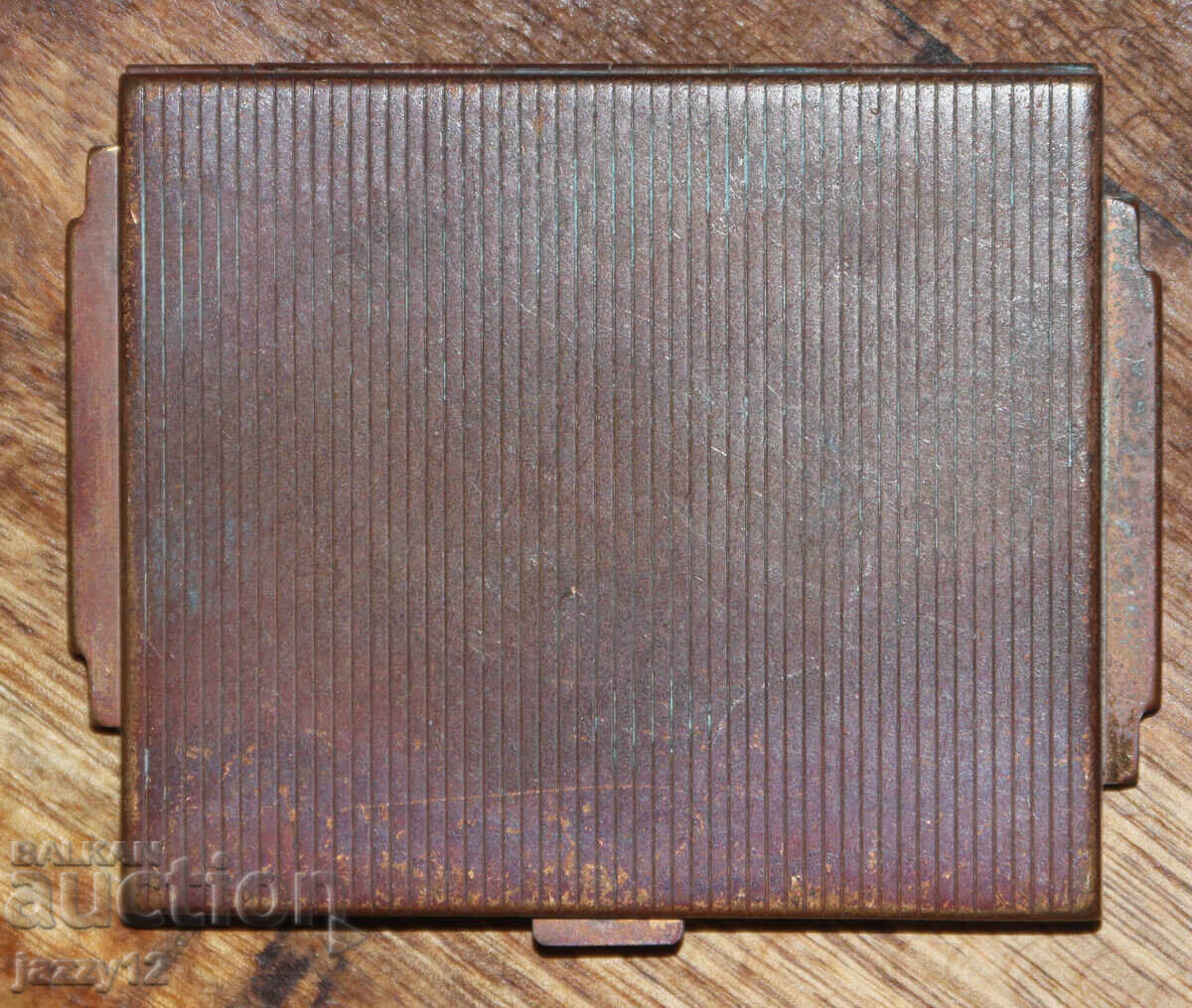 Livrarea Cutie veche de pudră din bronz cu oglindă